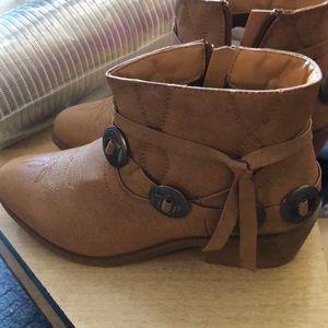 Nwt boots M  price is firm
